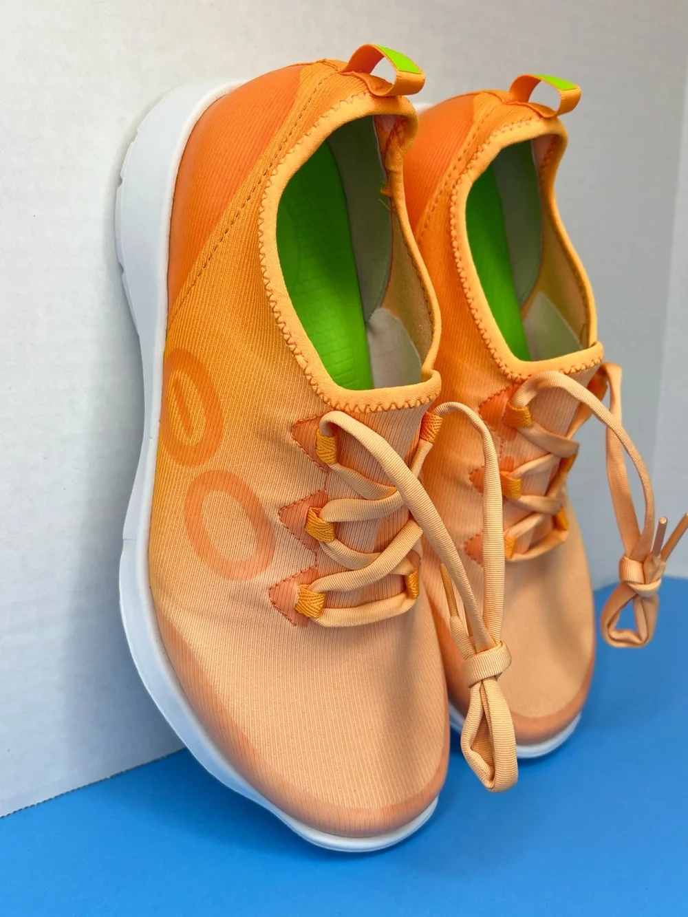 OOFOS OOmg Sport LS Womens Size 9 Or. Glow Lightweight Recovery Sneaker Like New